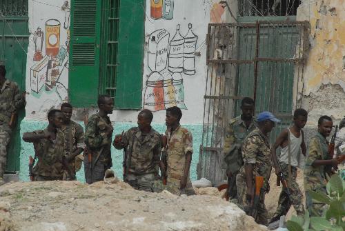 Soldiers of Somali government forces take position at the frontlines of the fighting with Islamist insurgent fighters in Mogadishu, Somali, March 11, 2010. At least 30 people were killed and 83 others injured Thursday as fierce fighting continued between Somali government forces backed by African Union peacekeeping troops and Islamist insurgent fighters in Mogadishu, capital of Somalia, medical sources said. [Ismail Warsameh/Xinhua]