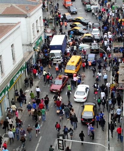 People move to a safer place after the tsunami warning was issued following four strong aftershocks, in Valparaiso, Chile, March 11, 2010. The first aftershock, measuring 7.2 on the Richter scale, lasted 45 seconds. Three less fierce quakes followed within 25 minutes. The National Emergency Office (Onemi) of Chile issued a tsunami warning from the northern region of Coquimbo to Los Lagos in the south.[Cesar Pincheira/Xinhua]