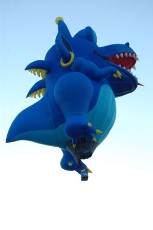 Hot air balloons take on various shapes nowadays. [Photo: CRIENGLISH.com/Sohu.com]