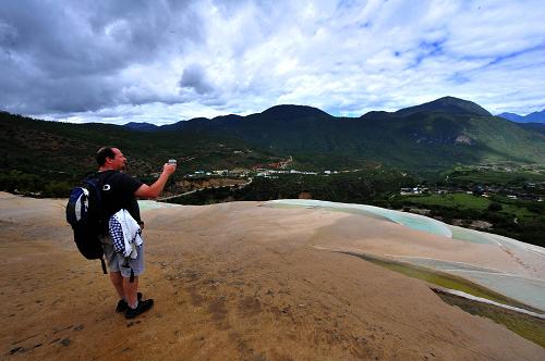 Photo shows a foreign visitor taking pictures at a scenic spot in Shangri-la County, Diqing Tibetan Autonomous Prefecture, southwest China's Yunnan Province. [Xinhua Photo]