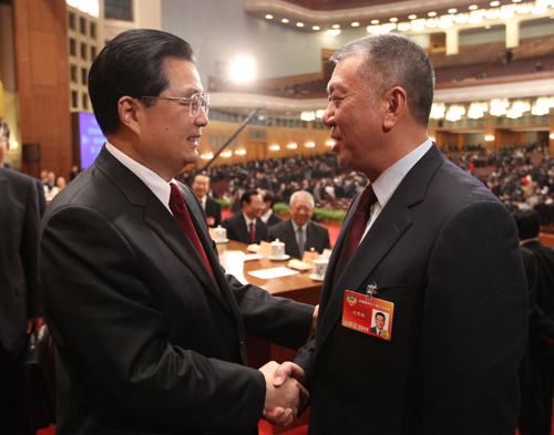 Chinese President Hu Jintao (L) congratulates Edmund Ho Hau Wah, newly-elected vice chairman of the 11th National Committee of the Chinese People's Political Consultative Conference (CPPCC), after the closing ceremony of the Third Session of the 11th CPPCC National Committee at the Great Hall of the People in Beijing, capital of China, March 13, 2010. (Xinhua/