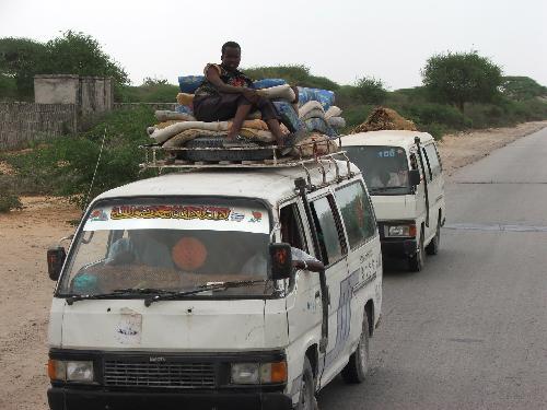 Hundreds of families flee the renewed fighting in Mogadishu, Somalia, March 12, 2010. [Ismail Warsameh/Xinhua]