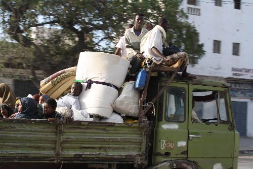 Hundreds of families flee the renewed fighting in Mogadishu, Somalia, March 12, 2010. [Ismail Warsameh/Xinhua] 