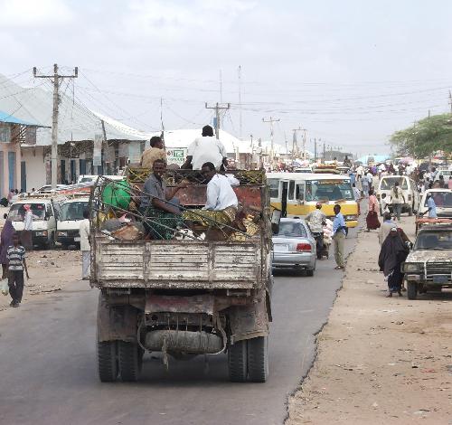 Hundreds of families flee the renewed fighting in Mogadishu, Somalia, March 12, 2010. [Ismail Warsameh/Xinhua] 