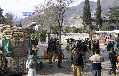 Photo taken on March 13 shows that police and soldiers check the spot of a suicide blast in Saidu Sharif on the outskirts of Mingora. [Xinhua]