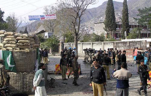 Photo taken on March 13 shows that police and soldiers check the spot of a suicide blast in Saidu Sharif on the outskirts of Mingora. [Xinhua] 