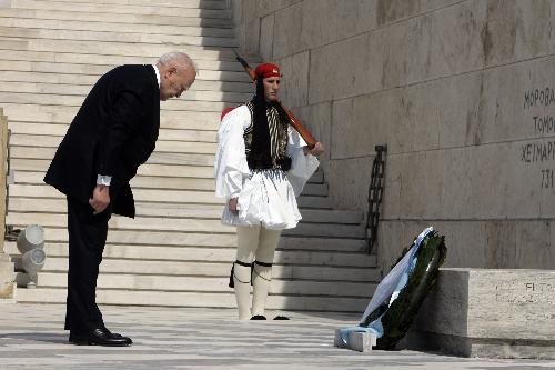 Greek President Karolos Papoulias pays tribute to the Unnamed soldiers monument after taking oath in parliament in Athens, capital of Greece, March 12, 2010. [Marios Lolos/Xinhua]