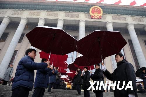 A new cold snap began to affect Beijing early Sunday, bringing sleet and light snow to the city.