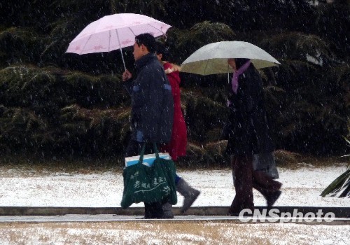 A new cold snap began to affect Beijing early Sunday, bringing sleet and light snow to the city.