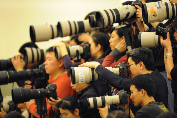Premier Wen Jiabao meets the press after the closing ceremony of the National People&apos;s Congress on Sunday. Journalists take pictures with their long lens cameras.