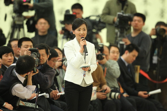 A journalist from People&apos;s Daily poses a question to Chinese Premier Wen Jiabao at the NPC press conference. 