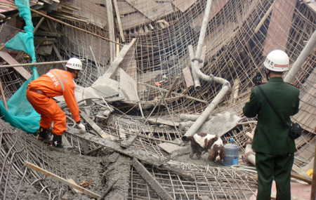 Chinese rescuers examine the debris of a collapsed passage that connects two halls of the Guiyang International Exhibition Center under construction in Guiyang, Southwest China&apos;s Guizhou province, March 14, 2010. Seven workers died and 19 were injured in the collapse, Xinhua reported. [Photo/Xinhua]