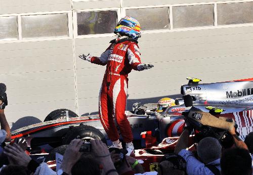 Ferrari's Spanish driver Fernando Alonso celebrates after winning the Bahrain F1 Grand Prix at Sakhir circuit in Manama March 14, 2010. Alonso won his Ferrari debut with 1h 39m 20.396s. (Xinhua/Zhang Ning)