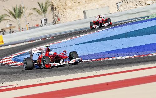 Ferrari's Spanish driver Fernando Alonso (Front) competes during the Bahrain F1 Grand Prix at Sakhir circuit in Manama March 14, 2010. Alonso won his Ferrari debut with 1h 39m 20.396s. (Xinhua/Zhang Ning)