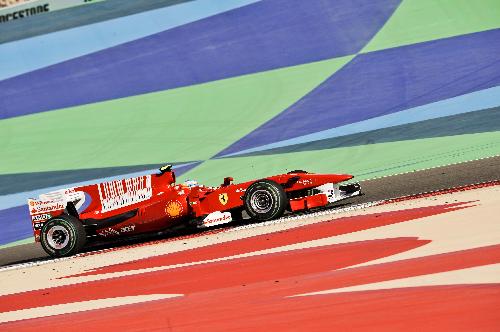 Ferrari's Spanish driver Fernando Alonso competes during the Bahrain F1 Grand Prix at Sakhir circuit in Manama March 14, 2010. (Xinhua/Zhang Ning)