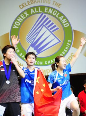 Zhang Nan (2nd R) and Zhao Yunlei(1st R) of China celebrate on the podium after the mixed doubles final of 2010 All England Open Badminton Championships in Birmingham, Britain, March 14, 2010. Zhang and Zhao defeated Nova Widianto and Liliyana Natsir of Indonesia by 2-1. (Xinhua/Zeng Yi) 
