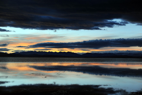Photo shows the breathtaking scenery of Mapham Yutso in the early morning. The holy lake Mapham Yutso (means 'eternal and invincible jade lake' in the Tibetan language) lies at an elevation of 4,600 meters in Burang County of Tibet Autonomous Region, covering more than 400 sq.km. It enjoys a reputation equal to the holy mountain in the eyes of local Tibetans.(Xinhua Photo)