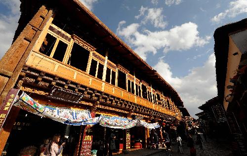 Photo taken on March 12, 2010 shows a view of Dukezong ancient city of Shangri-la County, southwest China's Yunnan Province. Dukezong, which has a history of 1,300 years, means 'Moonlight City' in the Tibetan language. [Xinhua/Lin Yiguang]