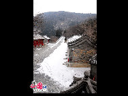 Cishan Temple is located on the west cliff of Tiantai Mountain in the northwestern Beijing suburb of Shijingshan. Built during the Ming Dynasty in 1587, the temple comprises 40,000 square meters of buildings as constructed Buddhist and Taoist styles. [Photo by YZ]