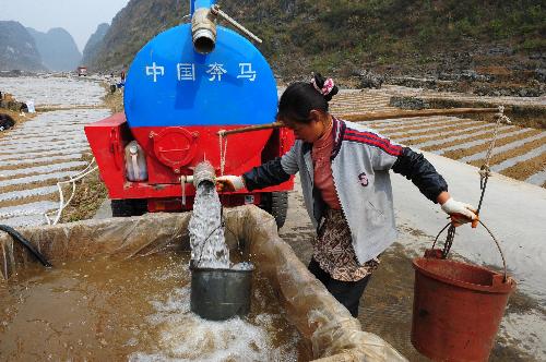  A local villager carries the water barrels to irrigate the field suffering the severe drought in Changshun County of southwest China's Guizhou Province, March 14, 2010. A severe drought in southwest China, which local people say is the worst in a century, is forecast to linger till the start of the rainy season in May, according to two provincial meteorological stations in Yunnan and Guizhou. [Xinhua]