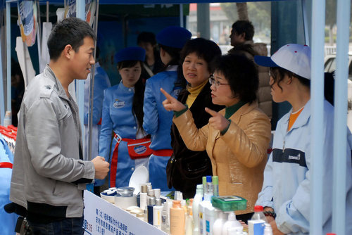 A consumer asks questions at a consultation booth set up by the local commerce and industry authorities, and consumer associations in Guiyang, southwest China's Guizhou Province, on March 13, 2010. The event was to mark the World Consumer Rights Day which falls on March 15. [CFP Photo]