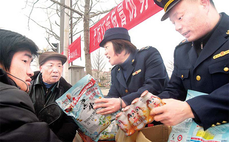 Quality inspectors teach residents in Tancheng county in East China's Shandong province how to spot fake milk products in a campaign on Sunday to mark International Consumer Rights Day, which falls on Monday.