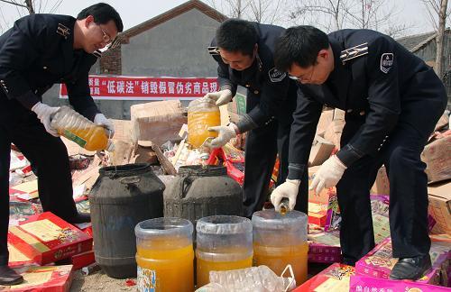 Quality inspectors exercise strict control over the quality of products in Zaozhuang, Shangdong Province, on March 13 to mark International Consumer Rights Day, which falls on March 15. [Xinhua photo]