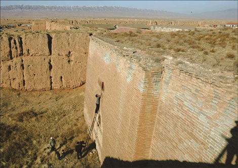 A tower once stood on top of the southern gate of Xiamaguan , where American journalist Edgar Snow interviewed general Xu Haidong in 1936.