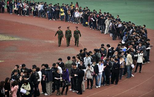 Graduates wait to pour into a job fair in the gym of Wuhan University in Wuhan, capital of central China's Hubei province, March 13, 2010. A total of 240 enterprises and institutions provided more than 10,000 jobs, attracting nearly 30,000 graduates to the fair.