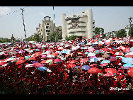 Supporters of deposed Thai Prime Minister Thaksin Shinawatra gather in downtown Bangkok on March 13, 2010 in Bangkok, Thailand. Anti-government protesters will pressure the government until they achieve their demand of a dissolution of the House and a fresh election. [chinanews.com.cn]