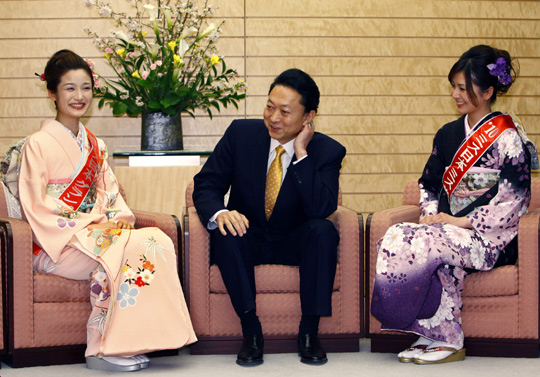 Japanese Prime Minister Yukio Hatoyama (C) talks with 2010 Miss Japan Grand Prix Mina Hayashi (L) and Miss Kimono Aimi Azuma at his official residence in Tokyo March 15, 2010. [chinanews.cn]