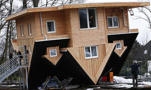 Photo shows a wooden house which is built upside-down in a zoo in Gettorf, northern Germany. The so-called &apos;crazy house&apos; has a kitchen, a bathroom, a living room and a sleeping room. It will open to the public on March 30. [CRI]