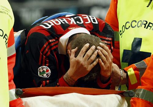 AC Milan's David Beckham leaves the pitch after being injured against Chievo during the Italian Serie A soccer match at the San Siro stadium in Milan March 14, 2010. (Xinhua/Reuters) 