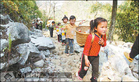 Children carry drums of water home from a local water tank. Twelve of the 14 cities in southern China's Guangxi Zhuang Autonomous Region are affected by drought, the regional flood-control and drought relief authority announced Monday.