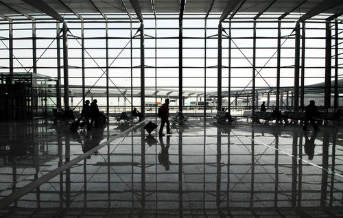 Passengers walk through the waiting hall of terminal 2 at Hongqiao International Airport in Shanghai on March 16, 2010. [CFP] 