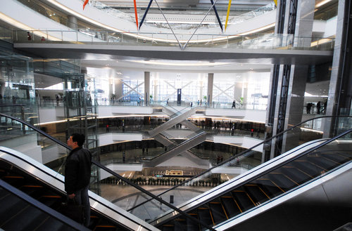 Passengers walk through the waiting hall of terminal 2 at Hongqiao International Airport in Shanghai on March 16, 2010. [CFP] 