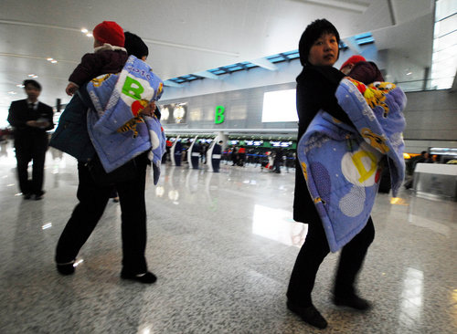 Passengers walk through the waiting hall of terminal 2 at Hongqiao International Airport in Shanghai on March 16, 2010. [Photo/CFP]