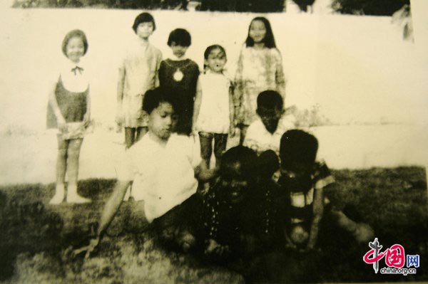 Undated collect photo of Barack Obama (front row, second from left) playing with his schoolmates at Elementary School SDN Menteng 1 in Central Jakarta, Indonesia. Obama is returning to the country of his childhood next week for both an emotional reunion with his Indonesian family and to support the country&apos;s fight against homegrown terrorism. [CFP]