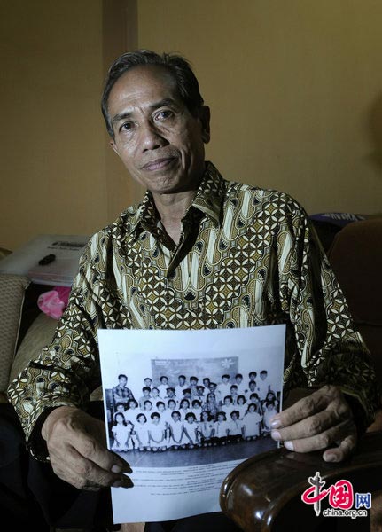 Barack Obama&apos;s former teacher Effendy, holding a class photograph of Barack Obama and his classmates at Elementary School SDN Menteng 1, on March 12, 2010, in Jakarta, Indonesia. [CFP]