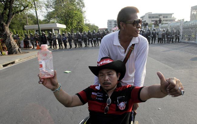 A red shirts demonstrator brings a canister of human blood to Government House, Prime Minister&apos;s office. [163.com]