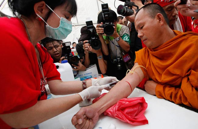 Buddhist monks attend the red shirt blood donation. [163.com]