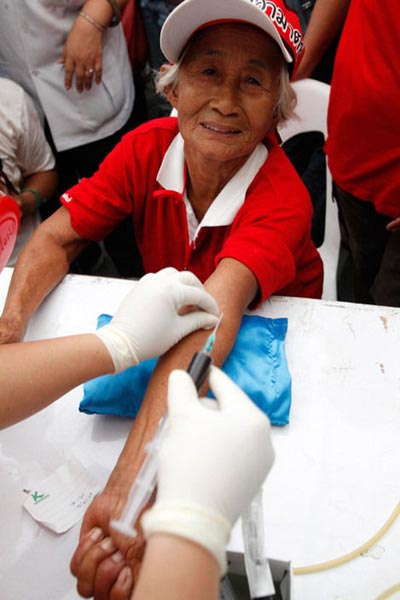 Red shirts donating their blood. [163.com]