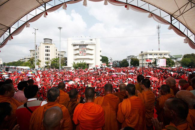 Thai Buddhist monks pray during supporters of deposed Thai Prime Minister Thaksin Shinawatra gather at protest site on March 16, 2010 in Bangkok, Thailand. [163.com]