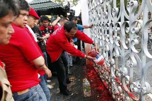 Thailand's red-shirted demonstrators poured blood in front of the Government House on March 16, 2010, as a measure to pressure the government to dissolve the parliament. [Xinhua]