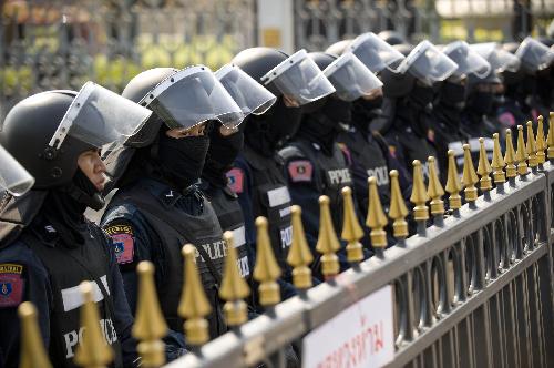 Thai policemen are deployed in front of the ruling Democrat Party's headquarters in Bangkok, capital of Thailand, March 16, 2010. (Xinhua/Lui Siu Wai) 