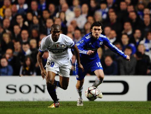 Samuel Eto'o (L) of Inter Milan vies with Yuri Zhirkov of Chelsea during the second leg in the round of 16 UEFA Champions League match at Stamford Bridge football stadium, London, on March 16, 2010. Inter Milan defeated Chelsea by 1-0 and advanced to the quarter-finals with a total score of 3-1. (Xinhua/Zeng Yi)