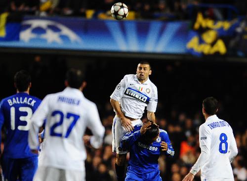 Walter Samuel (Above) of Inter Milan heads for the ball during the second leg in the round of 16 UEFA Champions League match against Chelsea at Stamford Bridge football stadium, London, on March 16, 2010. Inter Milan defeated Chelsea by 1-0 and advanced to the quarter-finals with a total score of 3-1. (Xinhua/Zeng Yi)