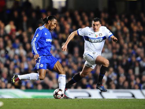 Didier Drogba (L) of Chelsea vies with Lucio of Inter Milan during the second leg in the round of 16 UEFA Champions League match at Stamford Bridge football stadium, London, on March 16, 2010. Inter Milan defeated Chelsea by 1-0 and advanced to the quarter-finals with a total score of 3-1. (Xinhua/Zeng Yi)