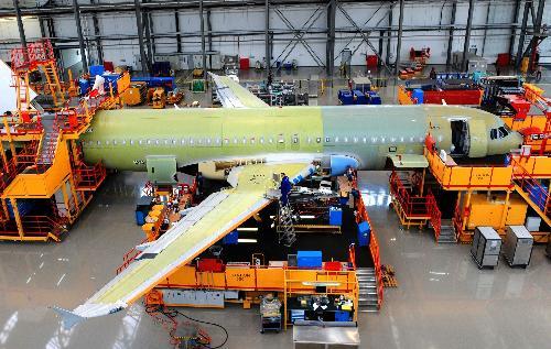 Chinese-made wings are installed to an Airbus A320 plane at Airbus (Tianjin) Final Assembly Co. Ltd in Tianjin, north China, March 16, 2010. The first pair of wings of Airbus A320 made in China, produced by Aviation Industry Corporation of China (AVIC) Xi'an Aircraft Industry Factory, were installed to the Airbus A320 plane in Tianjin on Tuesday. [Xinhua photo]