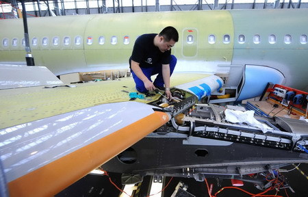 A technician tests the wing of an Airbus A320 plane at Airbus (Tianjin) Final Assembly Co. Ltd in Tianjin, north China, March 16, 2010. [Xinhua photo]